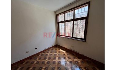 Venta De Amplia Casa En Urb. Monterrico//ID: 1178350