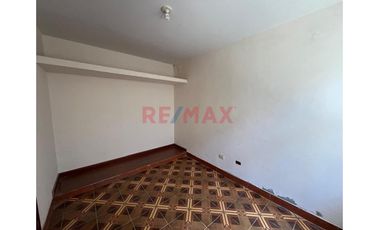 Venta De Amplia Casa En Urb. Monterrico//ID: 1178350