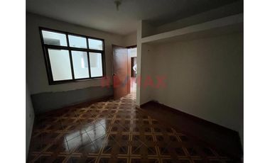 Venta De Amplia Casa En Urb. Monterrico//ID: 1178350