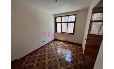 Venta De Amplia Casa En Urb. Monterrico//ID: 1178350