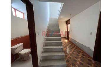 Venta De Amplia Casa En Urb. Monterrico//ID: 1178350