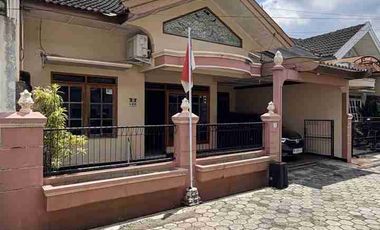 RUMAH NYAMAN DAN STRATEGIS DENGAN TANAH LUAS DALAM RINGROAD DI DEKAT GEDONGKUNING
