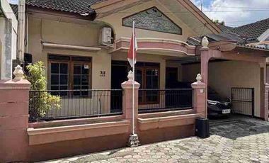 RUMAH NYAMAN DAN STRATEGIS DENGAN TANAH LUAS DALAM RINGROAD DI DEKAT GEDONGKUNING