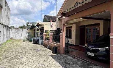 RUMAH NYAMAN DAN STRATEGIS DENGAN TANAH LUAS DALAM RINGROAD DI DEKAT GEDONGKUNING
