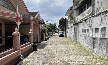 RUMAH NYAMAN DAN STRATEGIS DENGAN TANAH LUAS DALAM RINGROAD DI DEKAT GEDONGKUNING