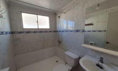 Se arrienda casa de dos piso en esquina, La calera