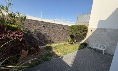 Excelente Casa (Dentro de Fracc. y dentro de Coto)