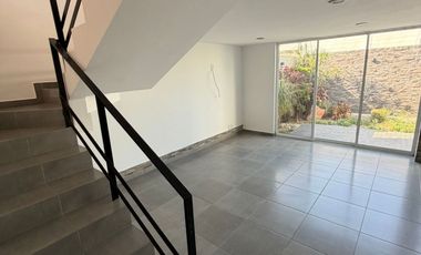Excelente Casa (Dentro de Fracc. y dentro de Coto)