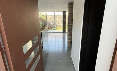 Excelente Casa (Dentro de Fracc. y dentro de Coto)