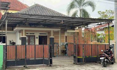 rumah strategis buat hunian dan usaha tepi jalan dekat kampus Akfis Colomadu