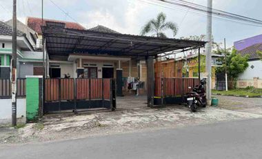 rumah strategis buat hunian dan usaha tepi jalan dekat kampus Akfis Colomadu