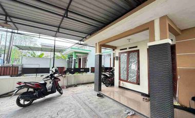 rumah strategis buat hunian dan usaha tepi jalan dekat kampus Akfis Colomadu