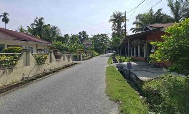 Tanah tepi aspal di Pebatuan Kulim Pekanbaru, Samping TamanSari 5