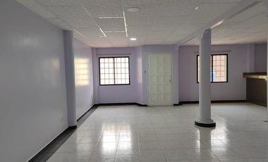 Casa de alquiler en Samanes 6, 3 dormitorios, 3 parqueos cerrados.