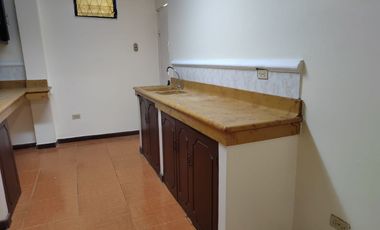 Casa de alquiler en Samanes 6, 3 dormitorios, 3 parqueos cerrados.