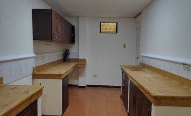 Casa de alquiler en Samanes 6, 3 dormitorios, 3 parqueos cerrados.