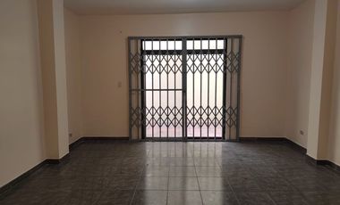 Casa de alquiler en Samanes 6, 3 dormitorios, 3 parqueos cerrados.