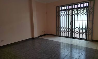 Casa de alquiler en Samanes 6, 3 dormitorios, 3 parqueos cerrados.