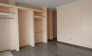 Casa de alquiler en Samanes 6, 3 dormitorios, 3 parqueos cerrados.