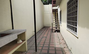 Casa de alquiler en Samanes 6, 3 dormitorios, 3 parqueos cerrados.