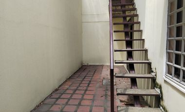 Casa de alquiler en Samanes 6, 3 dormitorios, 3 parqueos cerrados.