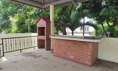 Casa de alquiler en Samanes 6, 3 dormitorios, 3 parqueos cerrados.