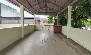 Casa de alquiler en Samanes 6, 3 dormitorios, 3 parqueos cerrados.