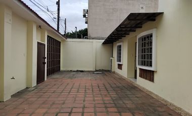 Casa de alquiler en Samanes 6, 3 dormitorios, 3 parqueos cerrados.