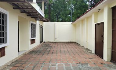 Casa de alquiler en Samanes 6, 3 dormitorios, 3 parqueos cerrados.