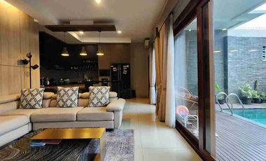 Jual dan Sewa Rumah Modern Tropis Gaya Villa Bali Jakarta Selatan Siap Huni Full Furnish