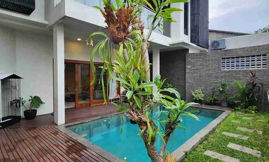 Jual dan Sewa Rumah Modern Tropis Gaya Villa Bali Jakarta Selatan Siap Huni Full Furnish