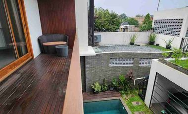 Jual dan Sewa Rumah Modern Tropis Gaya Villa Bali Jakarta Selatan Siap Huni Full Furnish