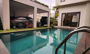 Jual dan Sewa Rumah Modern Tropis Gaya Villa Bali Jakarta Selatan Siap Huni Full Furnish