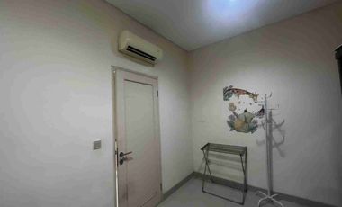 Disewakan rumah 2 lt 4 x 12 m2 di Golf Lake Cengkareng ada 2 kt 2 km semi furniture dekat swimming pool, siap huni, ayo nego yuk sampai deal!