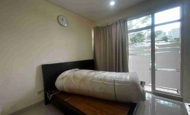 Disewakan rumah 2 lt 4 x 12 m2 di Golf Lake Cengkareng ada 2 kt 2 km semi furniture dekat swimming pool, siap huni, ayo nego yuk sampai deal!