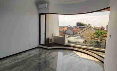 Di jual Rumah Sultan clasic 2 lantai furnished bebas banjir Denpasar Utara