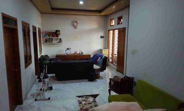 Di jual rumah 3 lantai siap huni