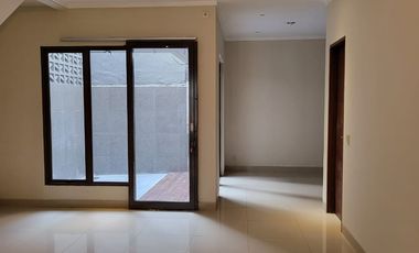 Dijual Cepat Rumah 2 Lantai Siap Huni di Rawamanguktan, Jakarta Timur