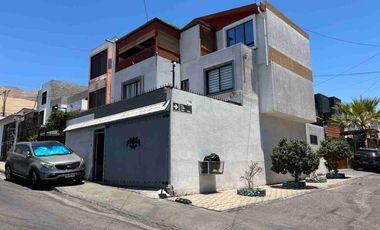 Vendo Hermosa Casa Esquina, a pasos Colegio H. Británico, 5dormitorios 3baños 1Estacionamiento