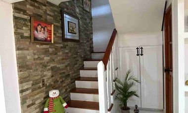 Vendo Hermosa Casa Esquina, a pasos Colegio H. Británico, 5dormitorios 3baños 1Estacionamiento