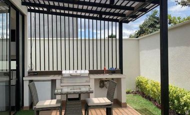 Venta de Casa Dúplex de 3 Dormitorios, Sector Hilacril Tumbaco, Ecuador