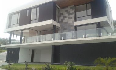 Renta de Casa de 3 Dormitorios, Sector Nayón, Ecuador