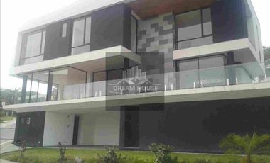 Renta de Casa de 3 Dormitorios, Sector Nayón, Ecuador