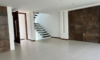 Venta de Casa de 4 Dormitorios, Sector Cumbayá, Ecuador