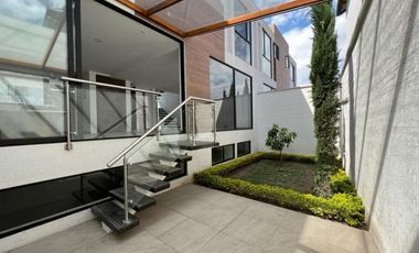 Venta de Casa de 4 Dormitorios, Sector Cumbayá, Ecuador