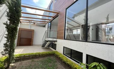 Venta de Casa de 4 Dormitorios, Sector Cumbayá, Ecuador