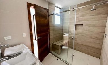 Venta de Casa de 4 Dormitorios, Sector Cumbayá, Ecuador