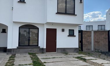 CASA EN RENTA EN LUGANO RESIDENCIAL