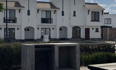 CASA EN RENTA EN LUGANO RESIDENCIAL