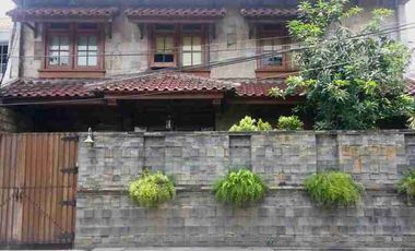 Rumah klasik, mewah.